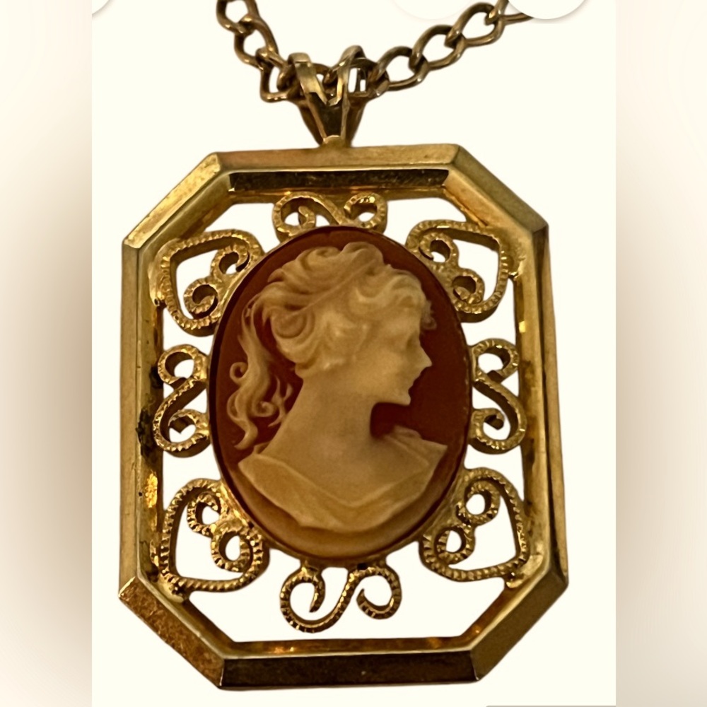 Resin Ponytail Cameo Necklace. Pre owned.